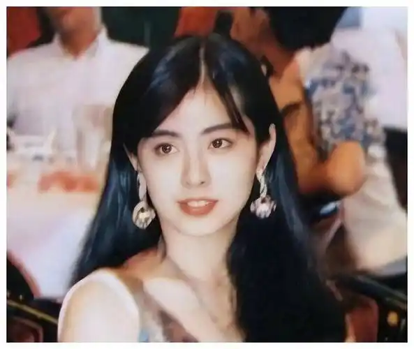 57岁王祖贤素颜照上热搜,五官疑似整容,发量惊人!_状态_生活_单身