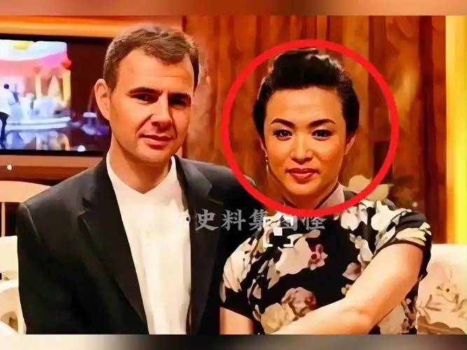 金星在部队服役时的照片,他身穿军装,个头虽小但青涩帅气