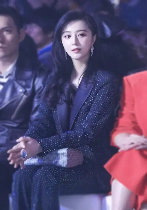 范冰冰终于成功复出一袭粉裙美如白月光38岁依旧惊艳