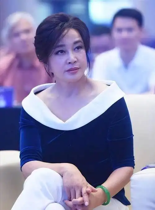 米兰这一夜郭晶晶又矮又胖是对内娱白幼瘦审美的反击