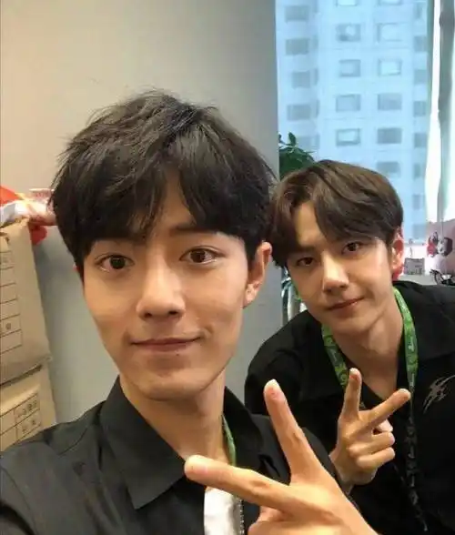 王一博出道五周年,粉丝深情献唱,王一博鞠躬比心!