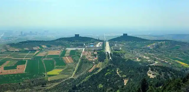 乾陵的地形地貌完全迎合了阴阳两仪,是唐朝帝王陵墓中风水最好的一座.