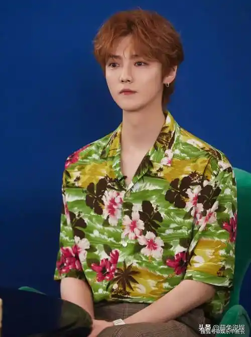 原创34岁鹿晗近照现身淄博被偶遇略显发福了发型拉低他的颜值