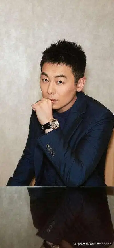 那是非常优秀的好演员了,不仅颜值高,而且他的戏还充满着男人味,还被