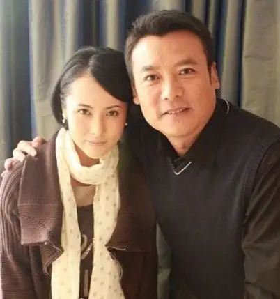 【图】佟凡前妻是谁 他与赵越亮相百花奖典礼男才女貌恩爱夫妻档