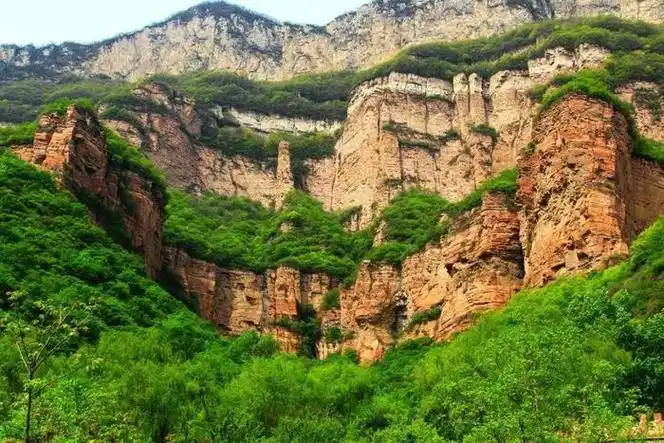 嶂石岩地貌地质时期台吉乃尔湖区曾为湖泊环境,大量泥沙沉积形成深厚
