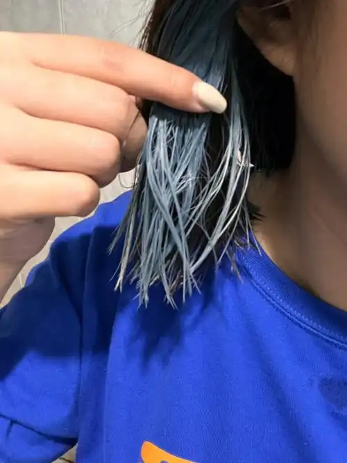 第二次洗头,发尾稍微有一点变灰,不过拍出来是发白的,洗头发的水也没