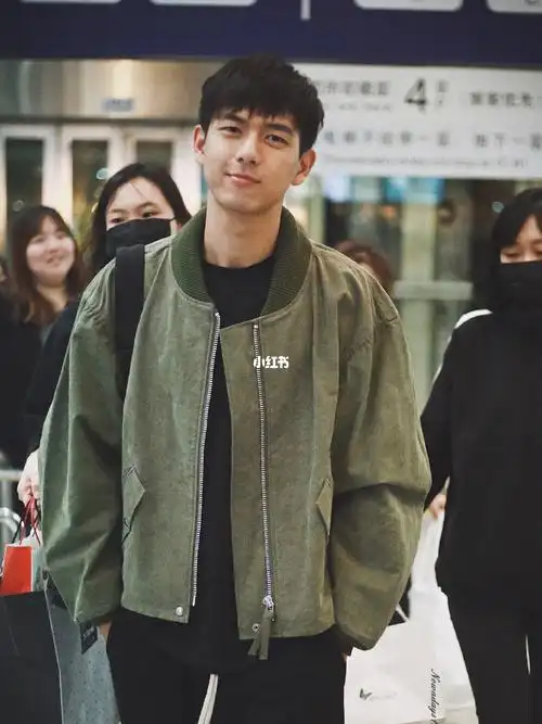 来一组少年李现羞涩机场图