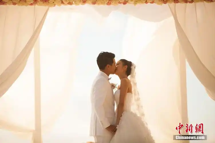 陈思诚佟丽娅大婚亲密照曝光海边激吻