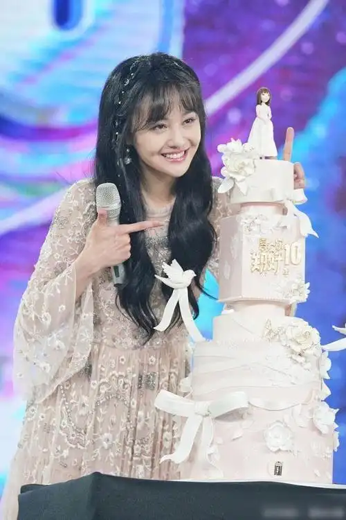 出道十年,生日会上隔空喊话张翰,郑爽活成了楚雨荨的模样