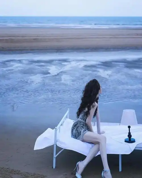 戚薇海边搬床,李承铉来搬.