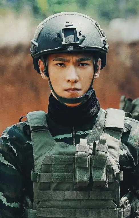 杨洋军装新造型,浑身泥土却不掩其酷盖本性,硬朗男孩无疑了