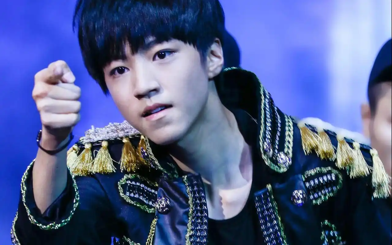 王俊凯跳舞壁纸_舞台上的最帅少年