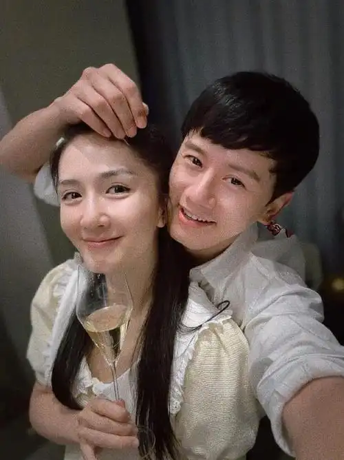 张杰晒夫妻合照庆祝"丝婚",结婚12年感情不变,两人恩爱如初