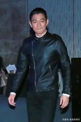 刘德华真是时尚型男,穿黑色皮衣梳一个背头,造型上相当有范