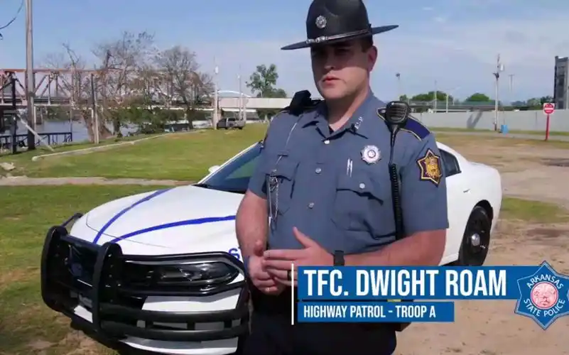阿肯色州州警介绍他们的警车
