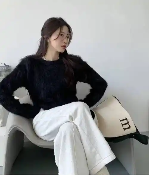 黑色对于皮肤白的宝宝来说,真的好显白,宽松版型的懒惰毛衣搭配黑灰色