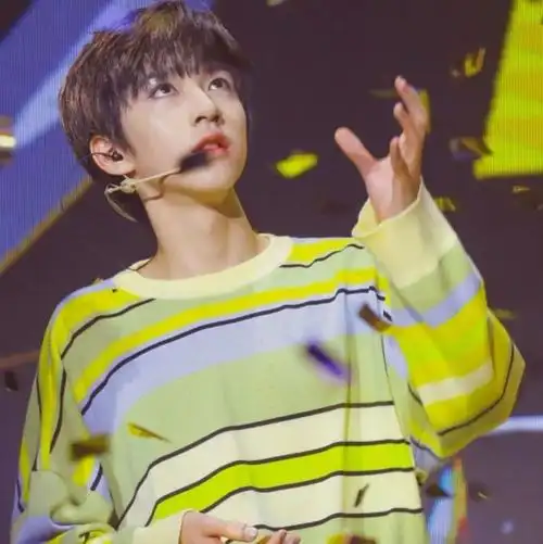 贺峻霖16岁出道后的第一次签售.