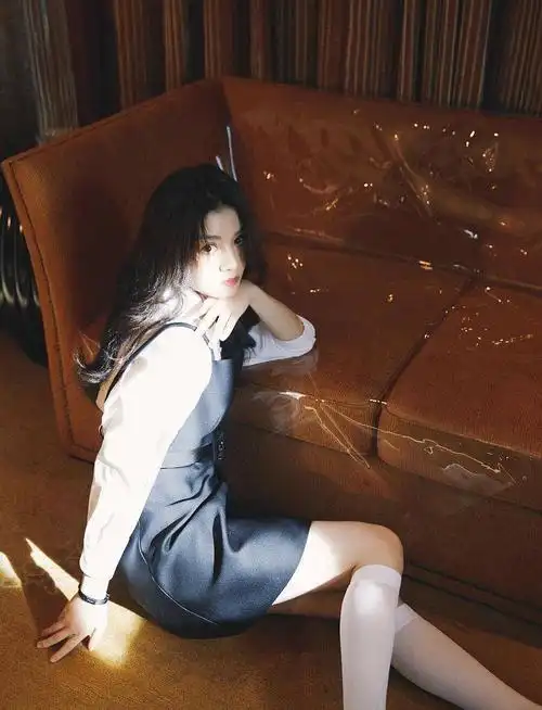 春夏长袜复古造型写真显文艺气息倚沙发光影中回眸气质撩人