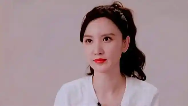 40岁张萌挑战光头造型!