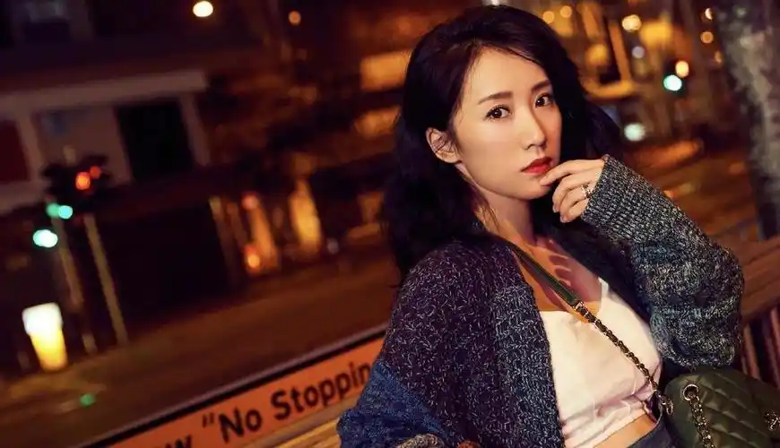 阔太李念气质全开穿针织开衫配牛仔短裙凹造型减龄又洋气