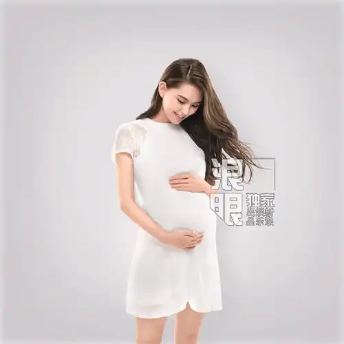 5月9日昆凌二胎孕照独家曝光,怀孕7个月的她一袭白衣出镜,孕肚凸起