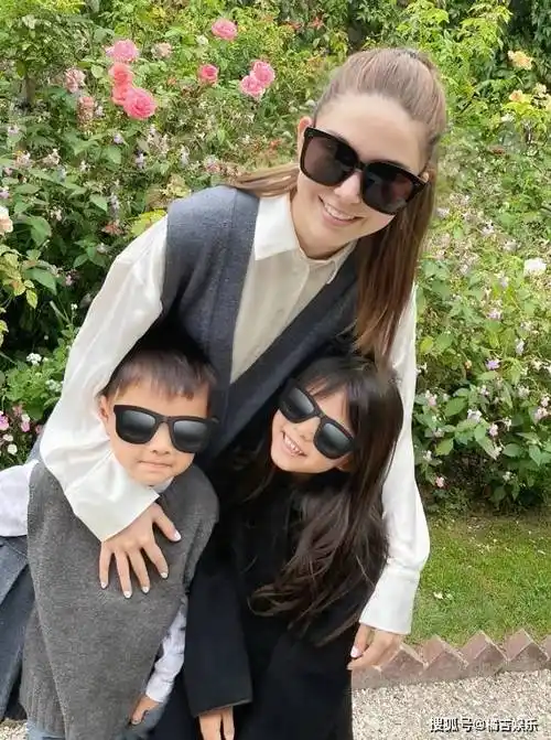 周杰伦的妻子昆凌在社交媒体上分享了带娃照_家庭_孩子_生活