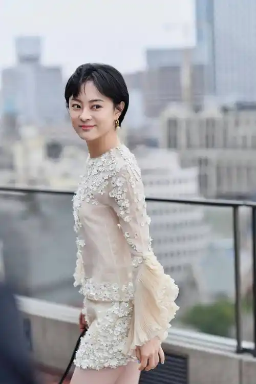 原创孙俪保养得真好肉色碎花裙穿起来像大姑娘明媚大方更美丽