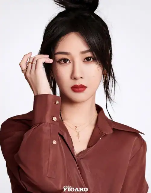 杨紫流光羽翼大片##明星时尚