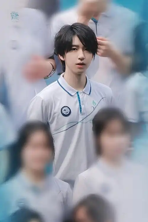 贺峻霖回校拍毕业照#让我看看是哪个可爱的小朋友毕业辣收藏一下校