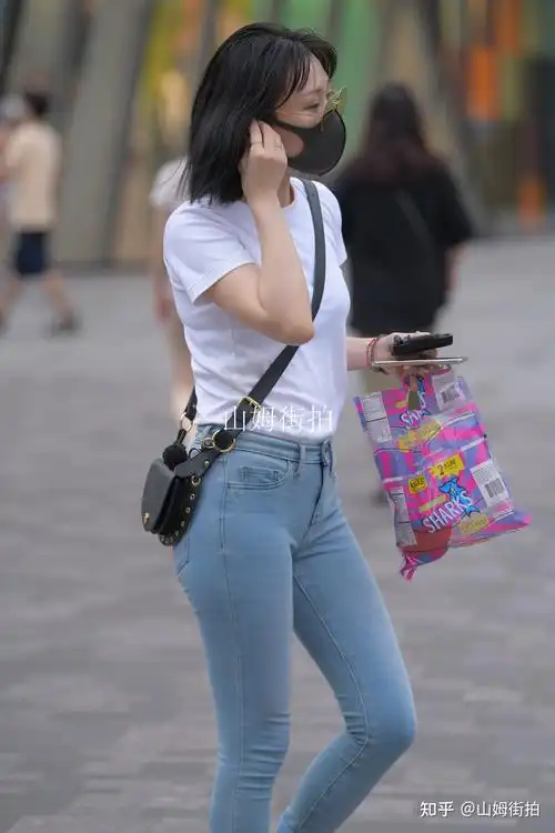 这样的身材打几分?山姆街拍