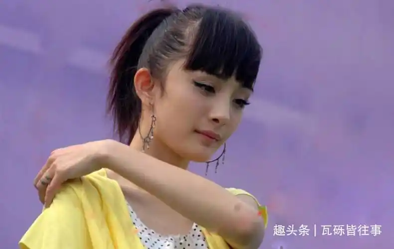 杨幂18岁登山旧照曝光,扎着马尾戴着圆形耳环,站在人群中很抢眼_照片