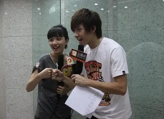 快男快女牵手献爱心 首度合作默契十足(组图)