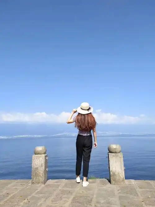 安安静静的是背影  望洱海听海风的女神  镜头一转  变成跳不起来的