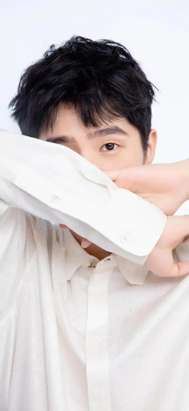 刘昊然:阳光帅气 刘昊然,一个阳光帅气的年轻演员,备受瞩目.