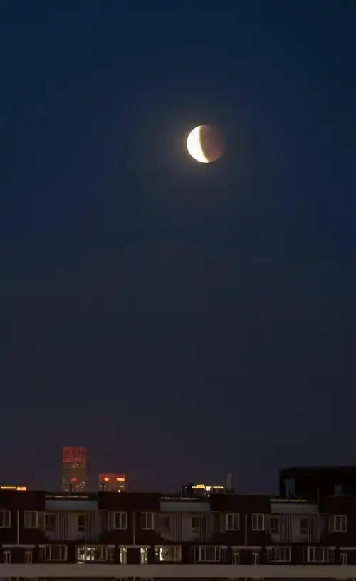 月全食过程中,这一幕属实罕见!_月亮