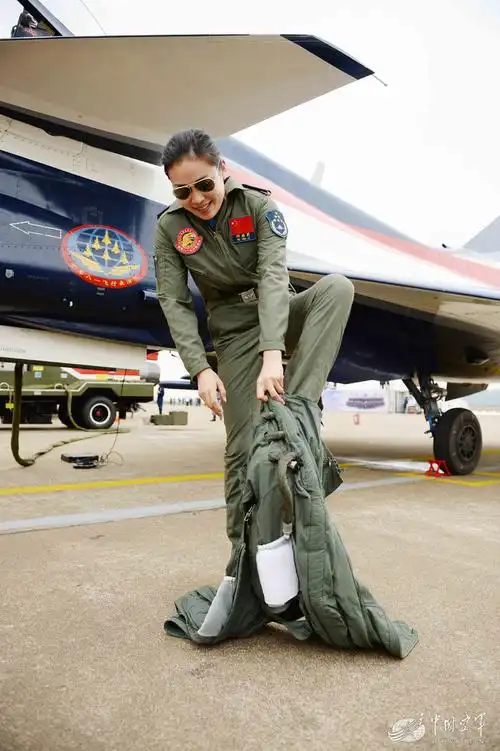军媒发布歼10女飞行员靓照英姿飒爽