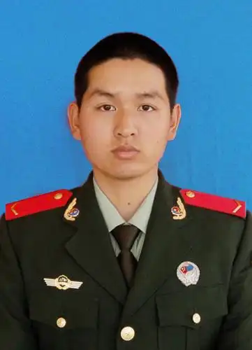 部队这照片要求的比较严一些,谢谢啦