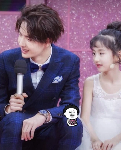 高冷不爱笑的钢铁直男,王一博与她互动,现场简直甜炸了!