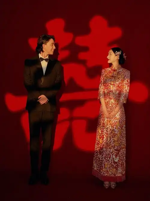 演绎出不一样的囍嫁婚纱照06采用低调的暗红色背景偌大的双喜字灯