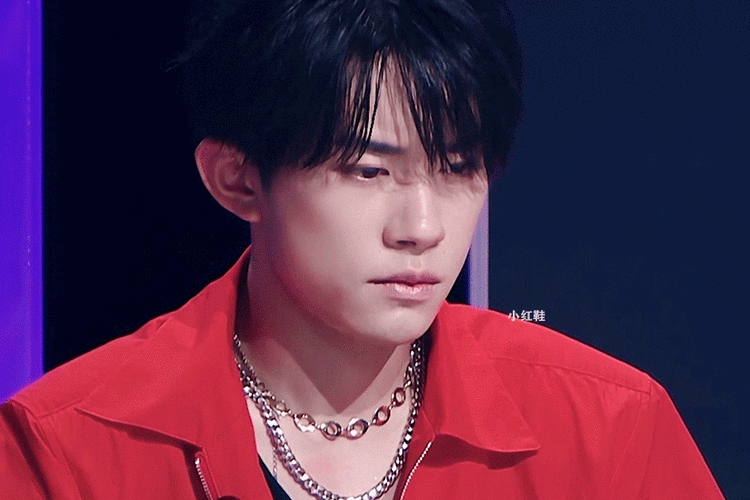 粉丝剪辑易烊千玺节目动图 再现一波眼神杀