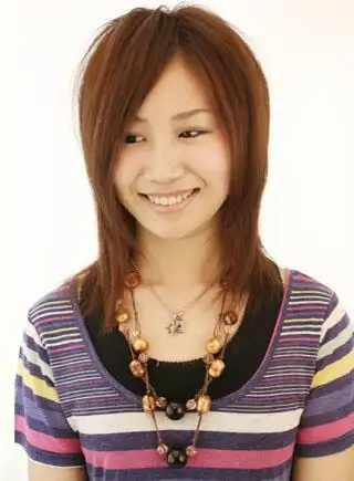 鼻子比较扁塌的女孩梳什么发型