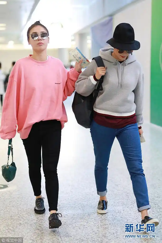 马思纯和小姨蒋雯丽同框如姐妹花