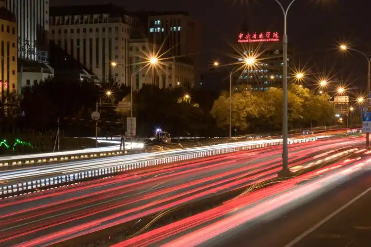 夜幕下的北京西二环 车流不息