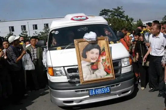 图文群众挥泪送别高秀敏高秀敏灵车缓缓驶出