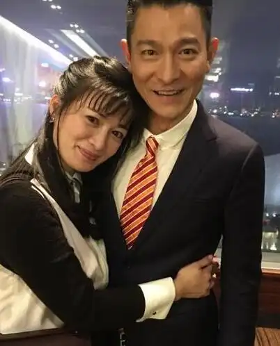 图刘德华与女星合照引网友嫉妒星男新片演绎乌龙神探