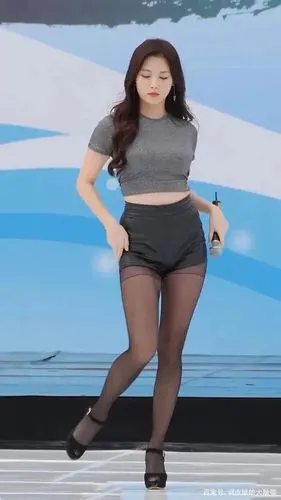 韩国女团成员,金亚荣.拥有五亿韩元的大长腿,行走的荷尔蒙