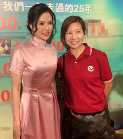 和素人合照的李若彤这个颜值真是逆天了,这么多年容颜似乎从来没有