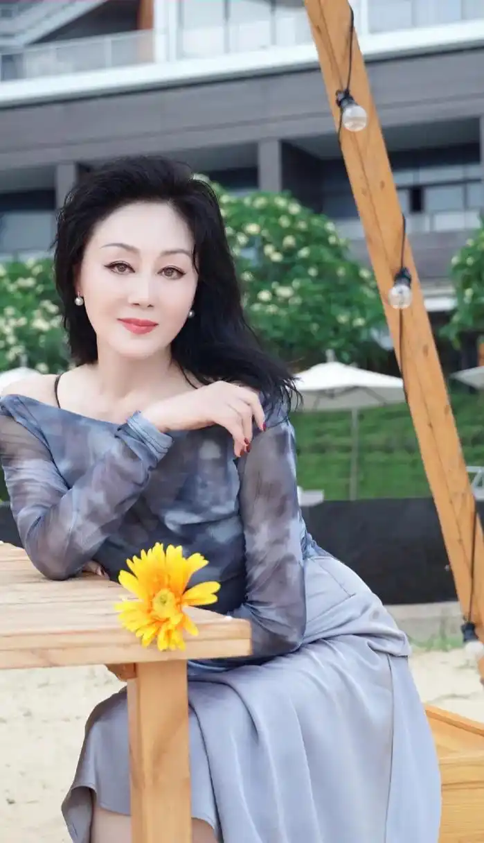 照片中,王姬身穿一件蓝色露肩上衣搭配白色半身裙,优雅又知性.