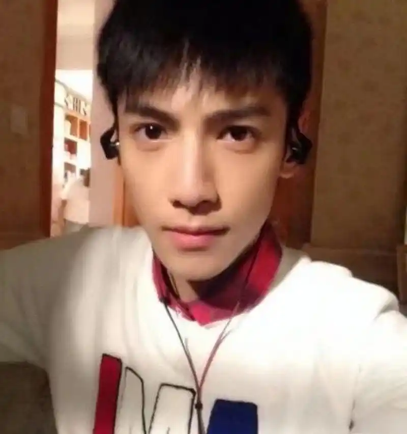 罗云熙年轻时候的照片,那个时候感觉还很青涩呀,现在疲态感很重.